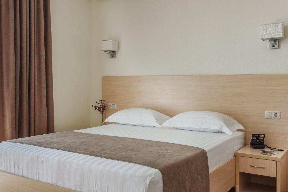 Двухместный номер с фрагментарным видом на море