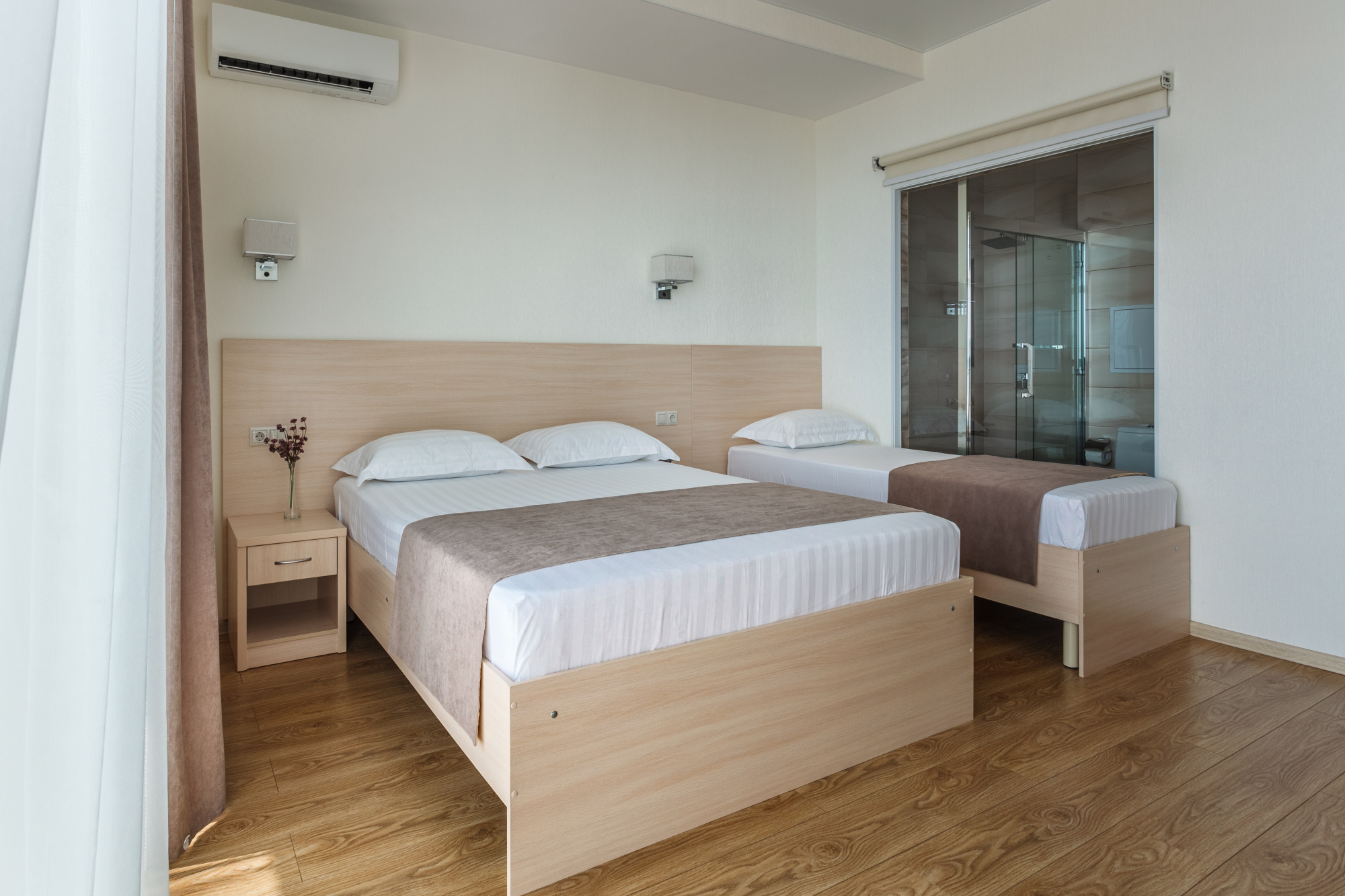 Четырехместный номер с фрагментарным видом на море